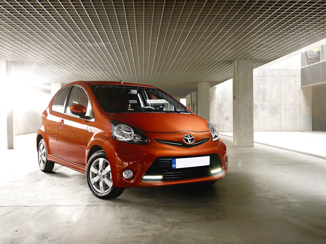 Aygo 1.0 12V VVT-i 5 porte Orange Connect - 3/4 anteriore