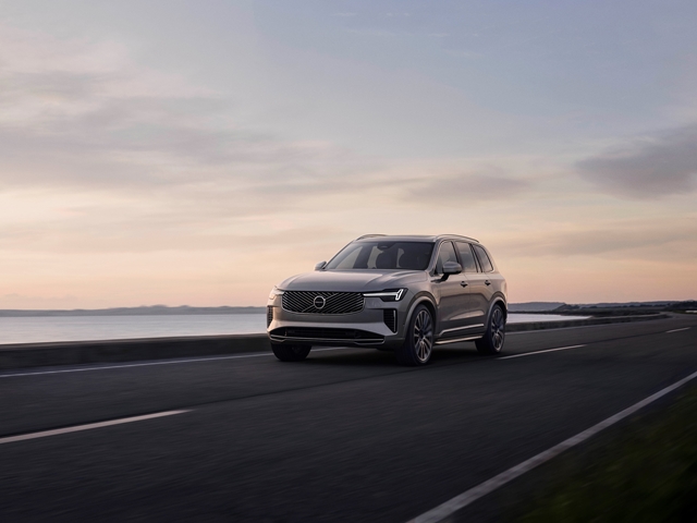 XC90 T8 Plug-in Hybrid AWD automatico 7 posti Ultra Bright - E2