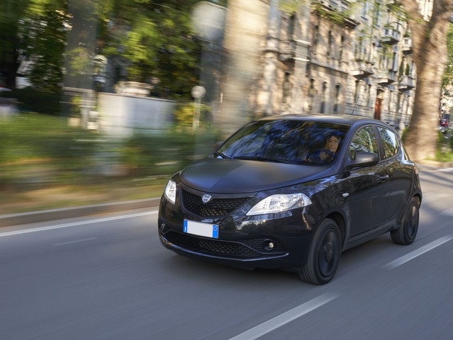 Ypsilon 0.9 TwinAir 5 porte Metano Ecochic Black and Noir - 3/4 anteriore